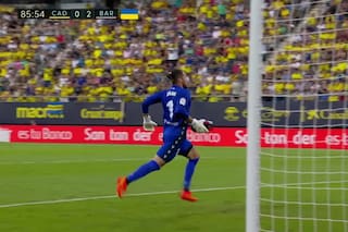 El momento en el que el arquero argentino del Cádiz llevó un desfibrilador a la tribuna para ayudar a un hincha