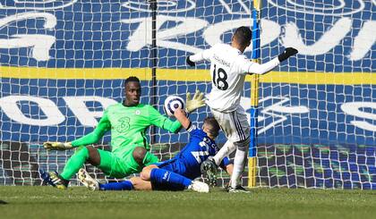 El arquero del Chelsea, Edouard Mendy, salva en un intento de anotar de Raphinha.