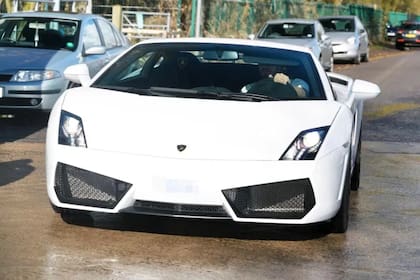El arquero del Manchester United pasó de conducir un Fiat a un Lamborghini. Crédito: The Sun