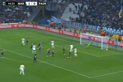 El arquero del PAOK queda lejos del remate impactante de Payet, un golazo del Marsella para ver una y mil veces