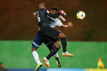 El arquero Ekoi derriba en el aire a Bruno Amione; el árbitro no cobró penal a pesar de la elocuencia de la infracción, que revisó en el monitor de VAR.