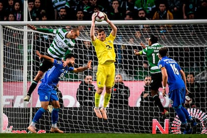 El arquero español de Oporto Iker Casillas (C) agarra la pelota durante el partido de fútbol de la Liga portuguesa entre Sporting CP y FC Porto en el estadio José Alvalade en Lisboa el 12 de enero de 2019.