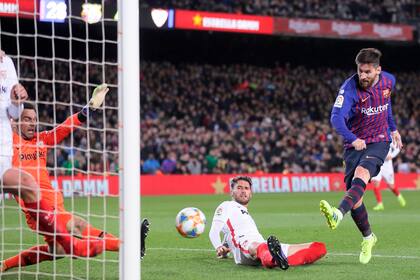 El arquero español Roberto Jiménez se estira y le ahoga el grito a Messi, cuando todos gritaban el 5-1; luego, tendría revancha con una definición similar 