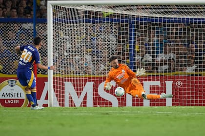 El arquero Guillermo Viscarra, de Alianza Lima de Perú, ataja el penal ejecutado por Alan Velasco y sentencia la eliminación de Boca en el repechaje de la Libertadores 2025