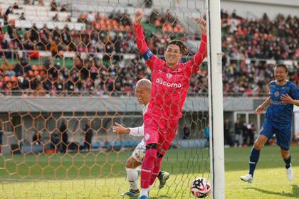 El arquero japonés Yuta Minami festeja uno de sus goles -hizo tres, uno en contra- en su partido homenaje, que terminó 10 a 10 y se definió por penales
