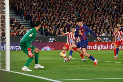 El arquero Juan Musso, de buena actuación, se ve superado por el centro y la definición de Bernal para el 1-0 de Barcelona