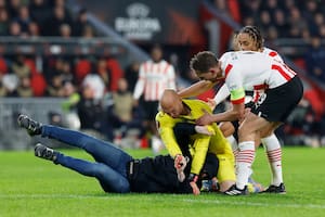 La insólita agresión de un hincha a un arquero en la Europa League y el inesperado contragolpe