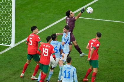 El arquero marroquí Yassine Bounou saca una pelota, en el partido entre Marruecos y España por octavos de final de la Copa del Mundo