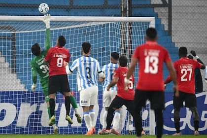 El arquero Matías Tagliamonte no puede sacar la pelota y lo empuja el atacante paraguayo Adrián Fernández; todo terminaría con el 2-2 que Gudiño lograría para Caracas