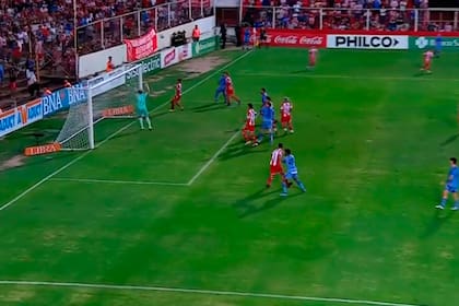 El arquero Mele se ve sorprendido por el envío de Matías Cacu García, el golazo de 2-0 de Belgrano