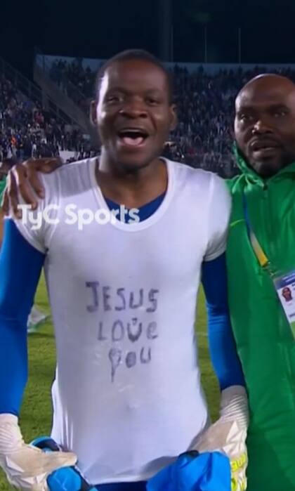 El arquero nigeriano Chijioke Aniagboso luce una camiseta con una frase religiosa al término del octavo de final ganado frente a la Argentina.