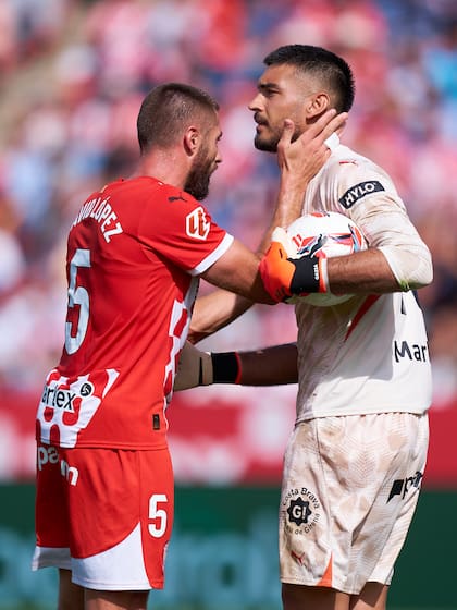 El arquero Paulo Gazzaniga, de Girona, felicitado por su compañero David López