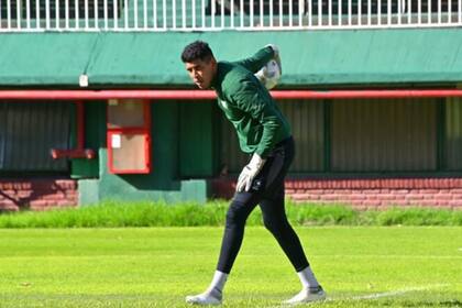 El arquero Rodrigo Saracho, durante su etapa en Ferro Carril Oeste; es uno de los dos argentinos del plantel de San Antonio Bulo Bulo.