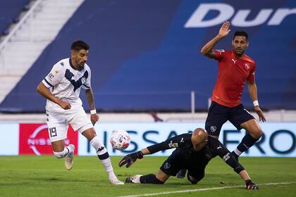 El arquero Sebastián Sosa y el defensor Juan Manuel Insaurralde son dos de los futbolistas de Independiente que estarán este sábado en Liniers contra Vélez, por la Copa de la Liga Profesional.