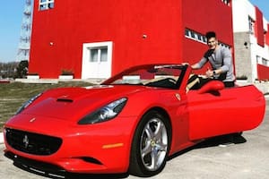 Nuevo look y en una Ferrari: la excéntrica aparición de Sebastián Sosa en la práctica de Independiente