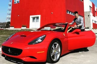 Nuevo look y en una Ferrari: la excéntrica aparición de Sebastián Sosa en la práctica de Independiente