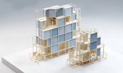 El arquitecto Andreas Tjeldflaat desarrolló un concepto de vivienda que utiliza aproximadamente el 20% del espacio dentro de los edificios de departamentos dedicados a pasillos, escaleras u otra circulación para crear lugares para la interacción social.