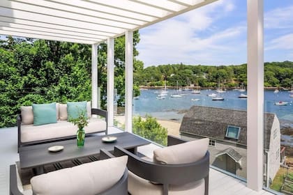 El arquitecto creó una casa en la parte de arriba del terreno