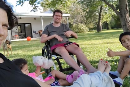 El arquitecto Diego Broggi, junto a su familia