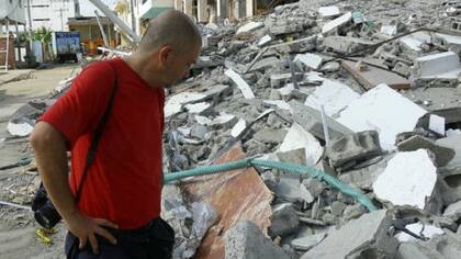 El arquitecto Fausto Cardoso observa bloques destruidos.