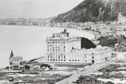 El arquitecto francés Joseph Gire estuvo a cargo de la construcción del hotel: importó los materiales de Europa, cristales de Bohemia, mármoles de Italia, muebles de Francia, tapices de Inglaterra y hasta el cemento de Alemania