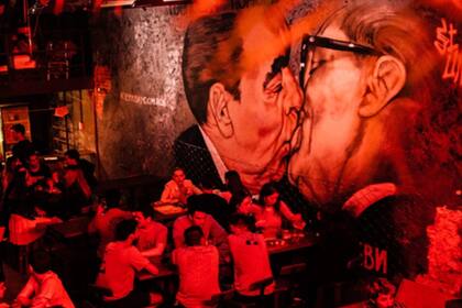 El arquitecto Lucas Ripani construyó la atmósfera de Mauer junto a los hermanos Adjiman luego de investigar documentos e imágenes históricas del Muro de Berlín.