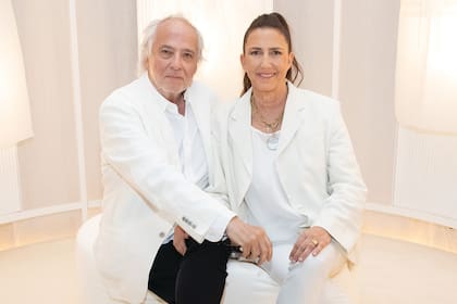 El arquitecto Pablo Sánchez Elía con su mujer, la diseñadora Laura Orcoyen, en la muestra que ella realizó en noviembre de 2023. Estaban casados desde hacía más de treinta años y tuvieron juntos tres hijos