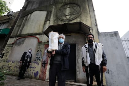 El arquitecto Rafael Hugo Salama, a su derecha, su colega, Kevin Dahab, que junto a otros arquitectos van a refaccionar el templo. Detrás de ellos, el rabino, Shneor Mizrahi