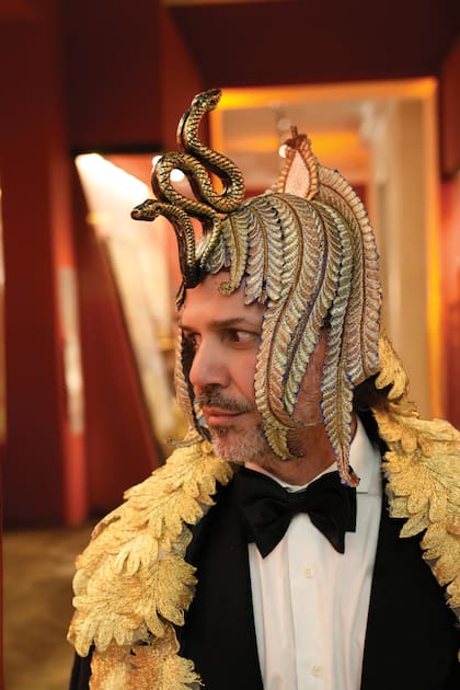 El arquitecto Sebastián Sabas, vestuarista teatral y de óperas, impactó con una dramática corona con una serpiente, un animal con gran simbología para los egipcios que, al igual que la capa, la confeccionó él mismo