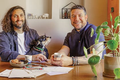 El arquitecto Víctor Ledesma (izq.) y el alfarero Gabo Caraballo; fundadores de Planta.