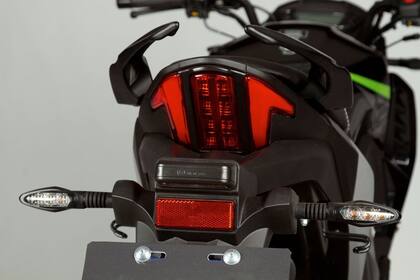 El arranque es eléctrico y por patada