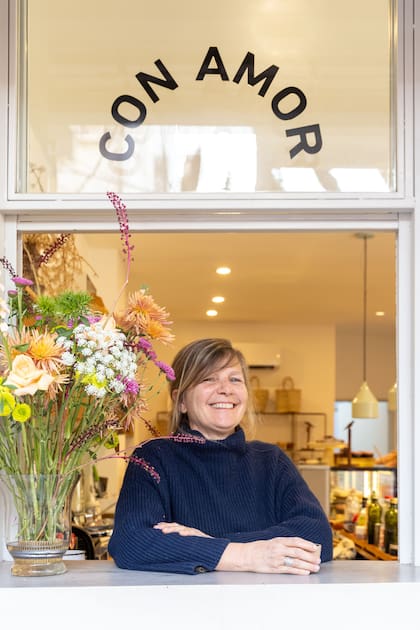 El arreglo floral está hecho por De Verdes y Flores, el emprendimiento de sus hermanas Sandra y Martina.