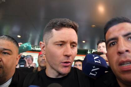 El arribo de Herrera a Ezeiza para sumarse a Boca; el español generó mucha atención de los medios.