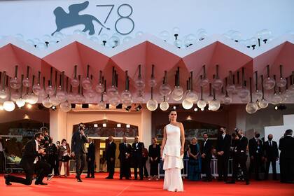 El arribo glamoroso de Penélope Cruz, a la alfombra roja del Festival de Venecia