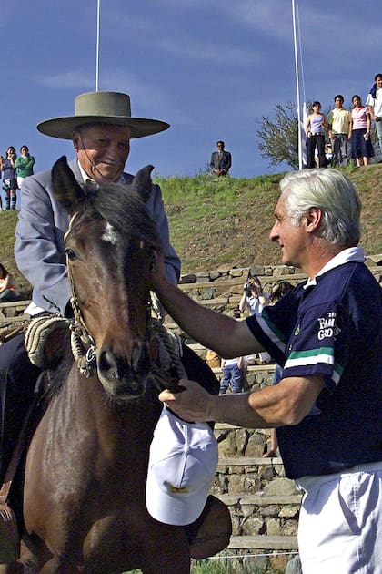 El arriero Sergio Catalán y Roberto Canessa en Santiago de Chile, en el año 2012