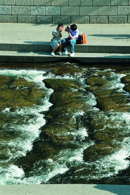 El arroyo Cheonggyecheon, uno de los paseos más animados de Seúl .