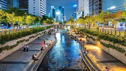 El arroyo Cheongyecheon, en el centro de Seúl, ofrece una muestra del diseño inteligente y sostenible de la ciudad.