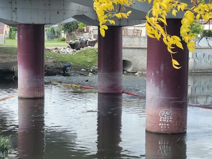 El Arroyo El Gato, donde se vierten los líquidos cloacales que derivan en el río de La Plata.