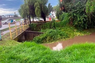Un hombre murió en Berazategui en medio de las inundaciones: quiso ayudar a un compañero y se ahogó