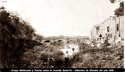 El arroyo Maldonado durante una época de sequía, en Av. Santa Fe y Juan B. Justo