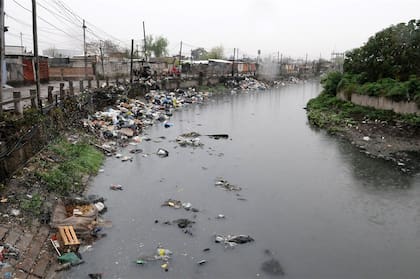 El arroyo San Francisco, que atraviesa el partido de Quilmes y bordea asentamientos, está plagado de desechos y basurales
