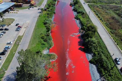 El arroyo Sarandí, en el conurbano bonaerense, teñido de rojo por contaminación