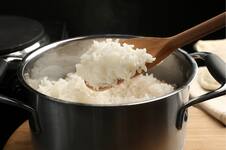 El arroz blanco, un carbohidrato con contundentes impactos en el cuerpo