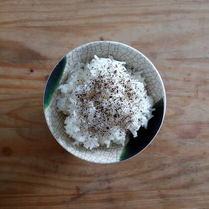 El arroz es la base de toda la cocina japonesa y al prepararlo de esta manera se llama gohan.