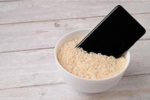 Por qué Apple desaconseja secar un iPhone con arroz y qué hacer cuando se moja