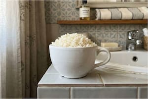 Para qué sirve colocar una taza con arroz en el baño