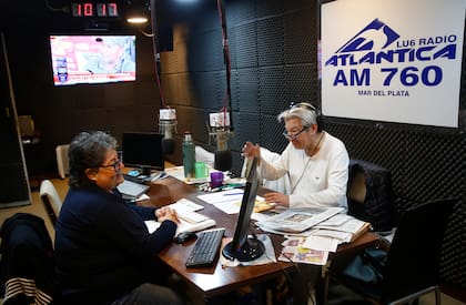 El "arsenal" de material con el que realiza su programa matinal