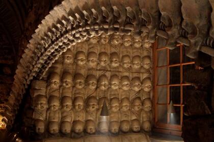 Huesos y calaveras, la ambientación tenebrosa del Giger Bar