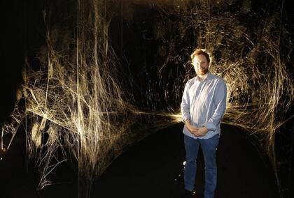 El arte de tejer: reconocido internacionalmente, el tucumano Tomás Saraceno inauguró su primera muestra individual en su país, que conjuga varias de sus inquietudes. Siete mil arañas tejieron sus telas, que fueron visitadas sin pausa, de abril a diciembre, en el Museo de Arte Moderno de Buenos Aires