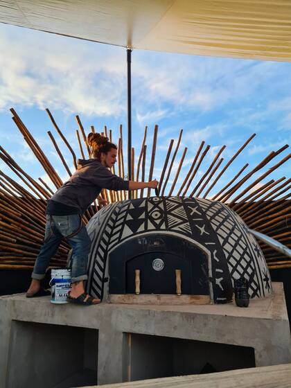 El arte es su forma de vida: trabaja para darle identidad a bares, restaurantes o cualquier emprendimiento que se presente